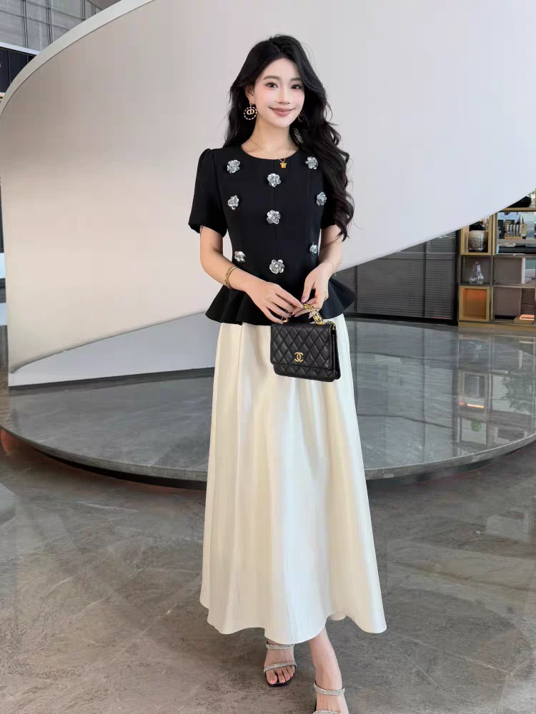 2025年夏季新款时尚套装立体花荷叶边上衣+杏色网纱长裙两件套女