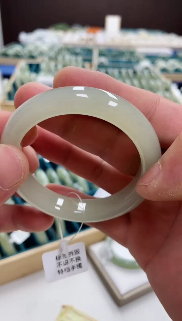 和田玉手镯未镶嵌梨**窝和田玉手镯