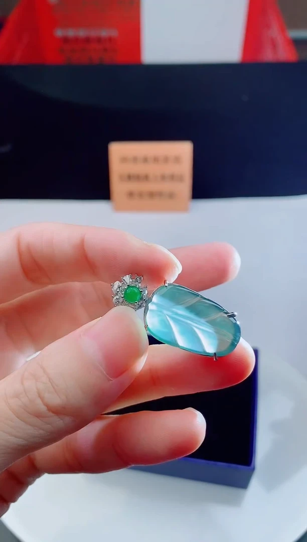 颈饰未镶嵌翡翠  `