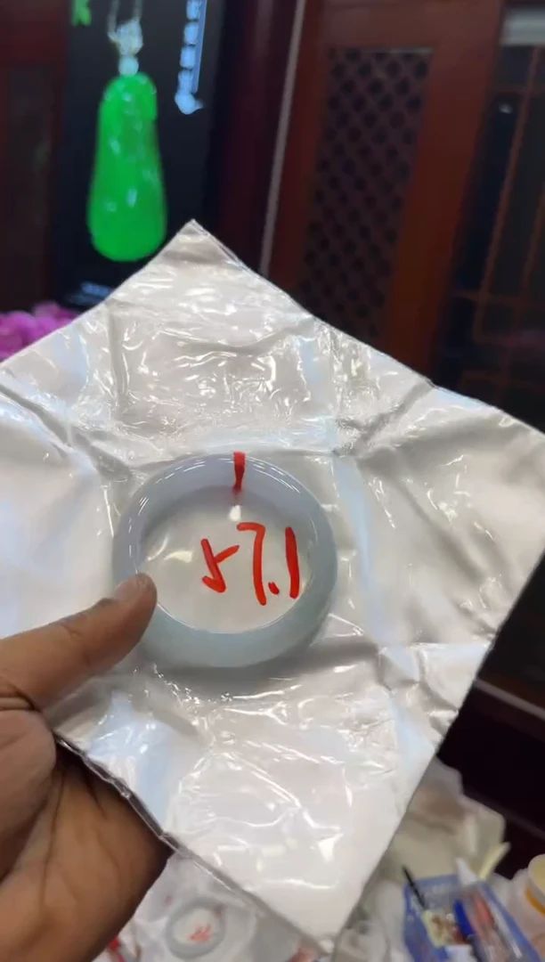 未镶嵌手镯翡翠手镯包容价