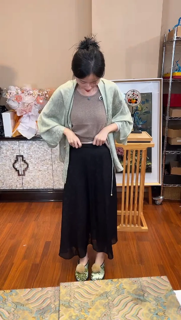 刺绣小*M 八破裙黑色