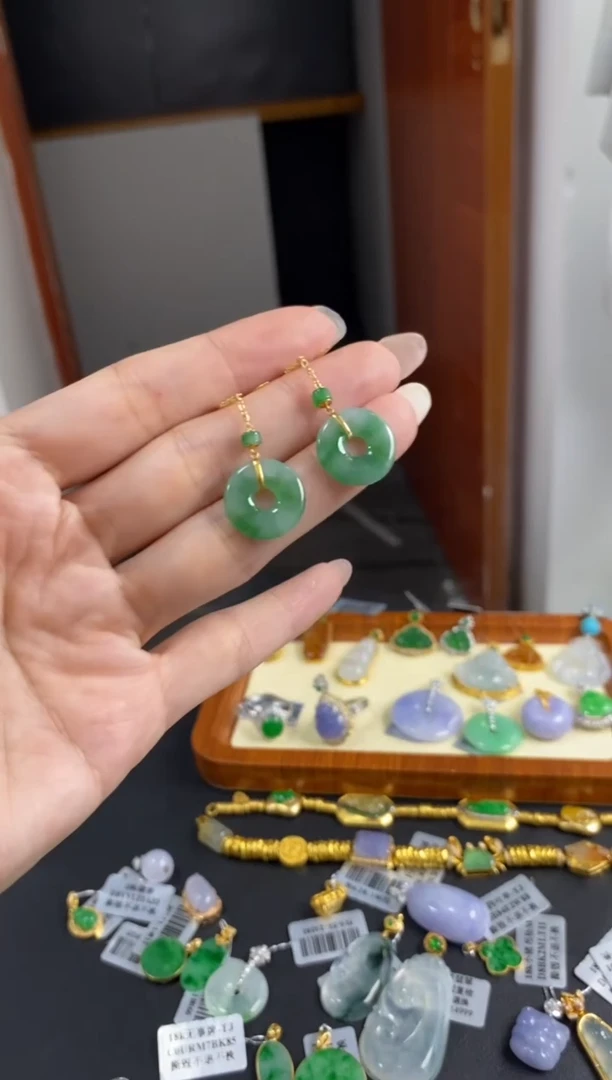 18K金镶嵌翡翠耳饰耳钩