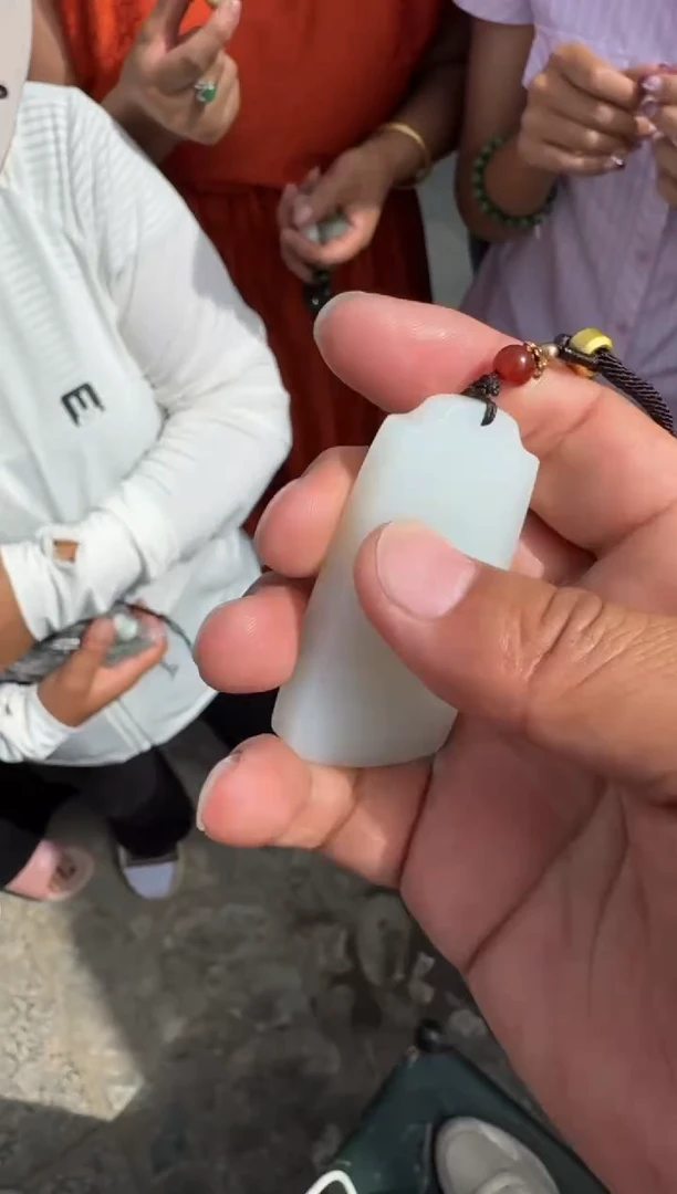 未镶嵌和田玉（糖玉）挂件和田玉