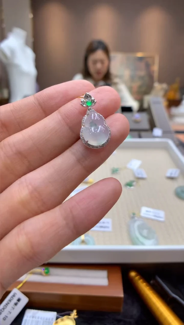翡翠18K金镶嵌颈饰葫芦