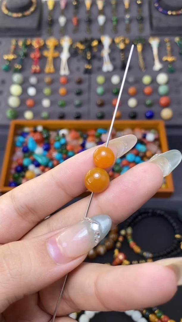 未镶嵌石英质玉车挂神****?两连珠