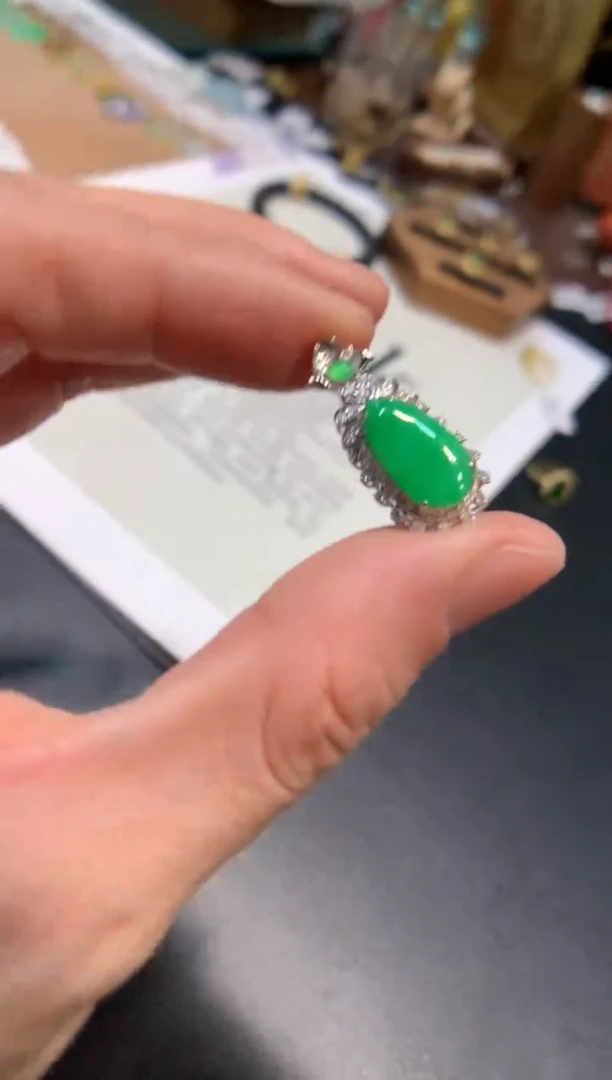 颈饰18K金镶嵌翡翠福瓜