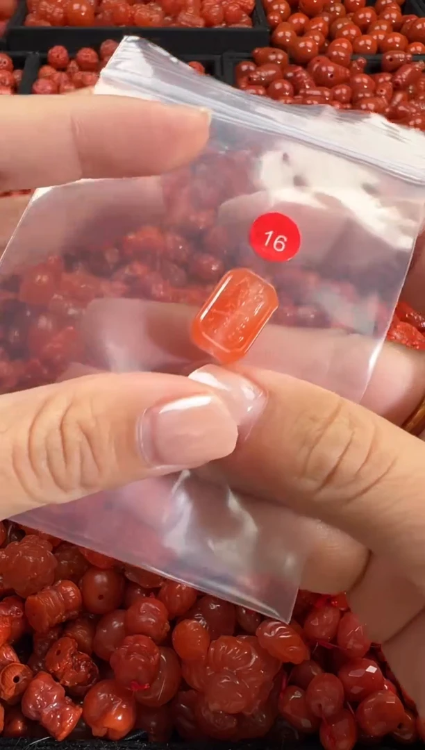 颈饰未镶嵌南红玛瑙1