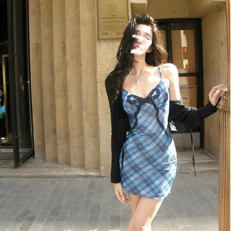 蓝色格子吊带连衣裙早春新款海边度假出游长裙设计感裙子花边短裙