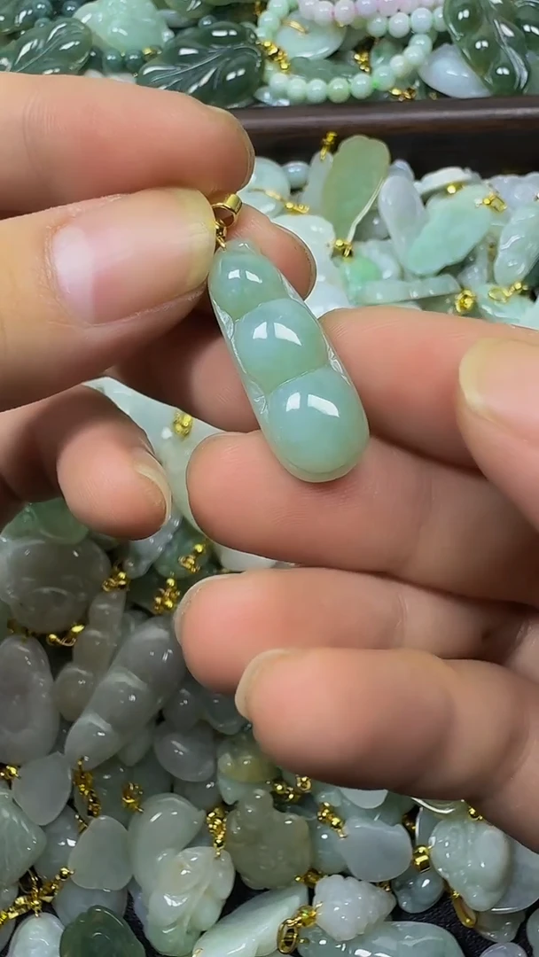 颈饰未镶嵌翡翠颈饰未嵌镶翡翠