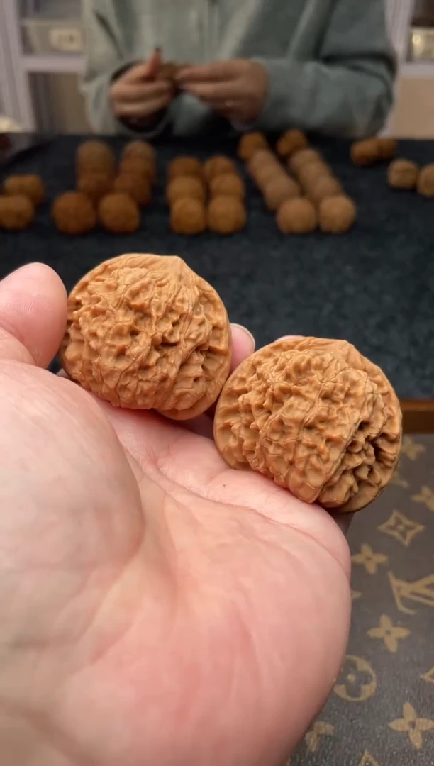 把件文玩核桃B  4号    49尺 官帽（小尖微磕）