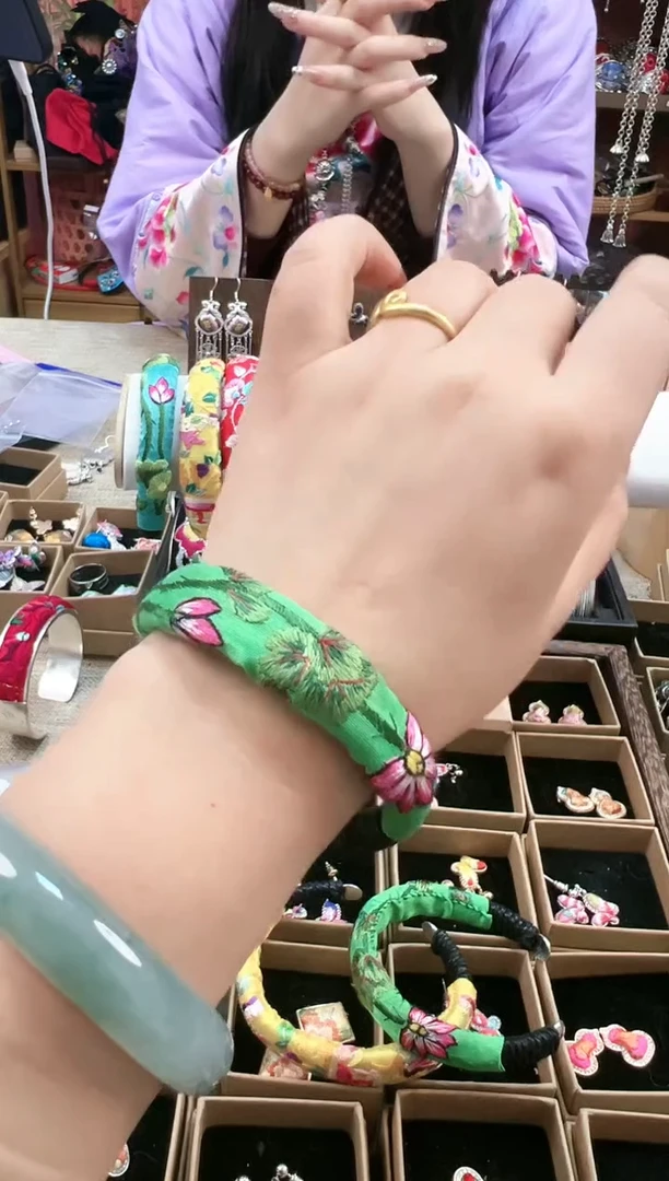 【闪购商品】织绣民族风老绣饰品150