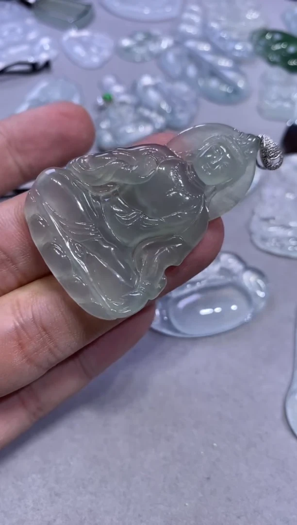 吊坠(不含链)18K金镶嵌翡翠观音2980  55.0  34.1  4.8