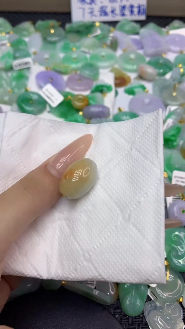 翡翠未镶嵌颈饰天然缅甸A货翡翠