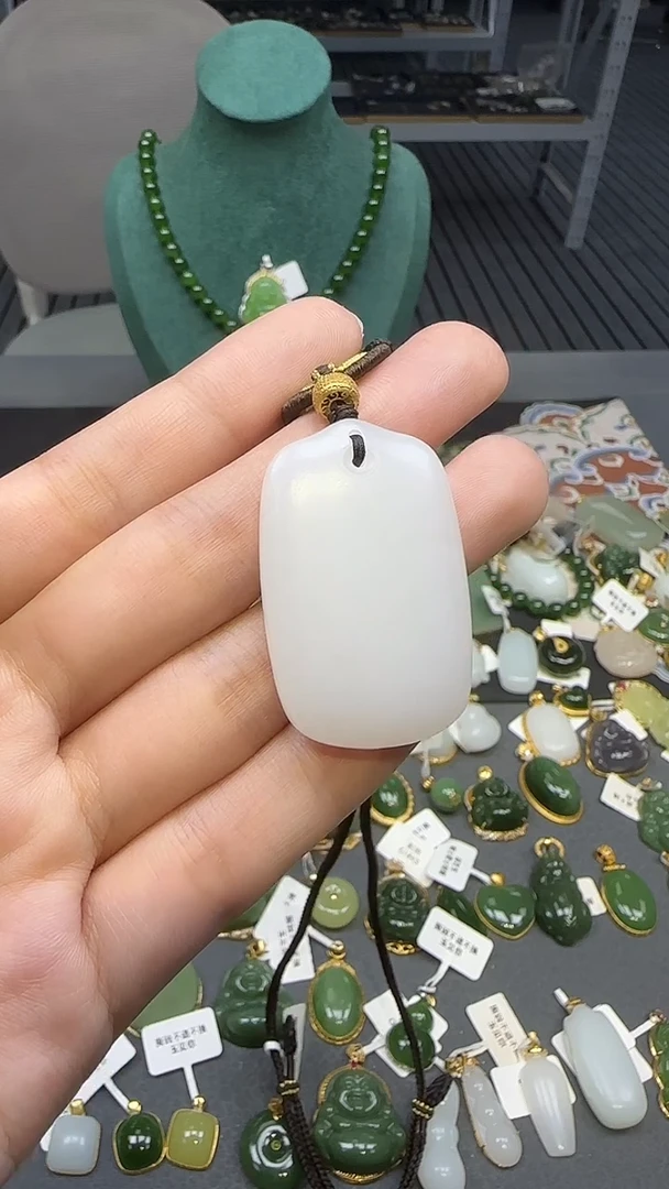 18K金镶嵌和田玉挂件1