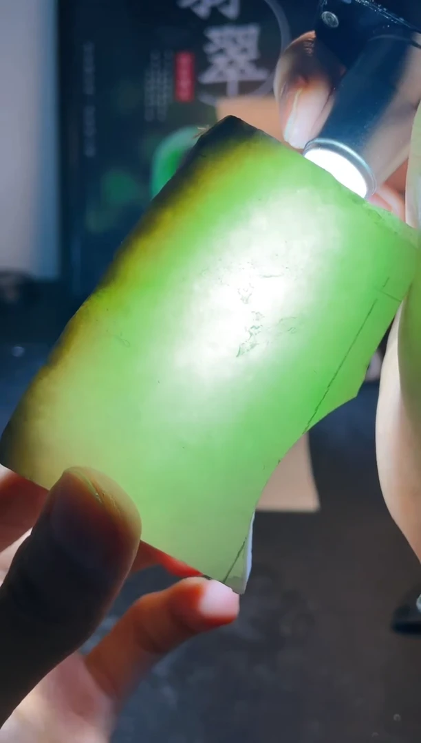 翡翠未镶嵌颈饰生**头翡翠