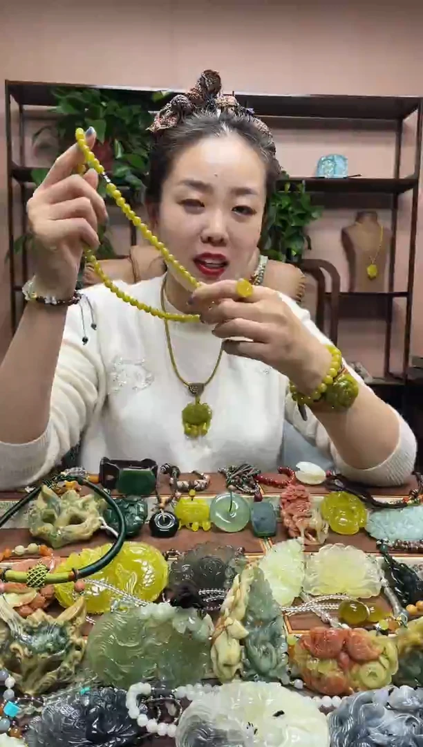 未镶嵌岫玉颈饰多样性发货发其中之一