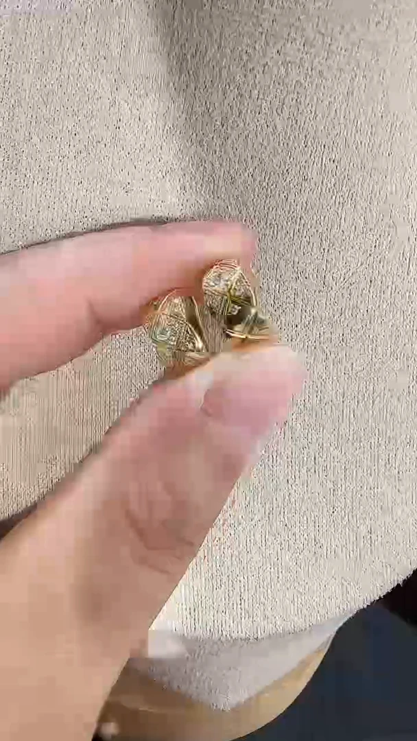 18K金镶嵌耳钉钻石k黄