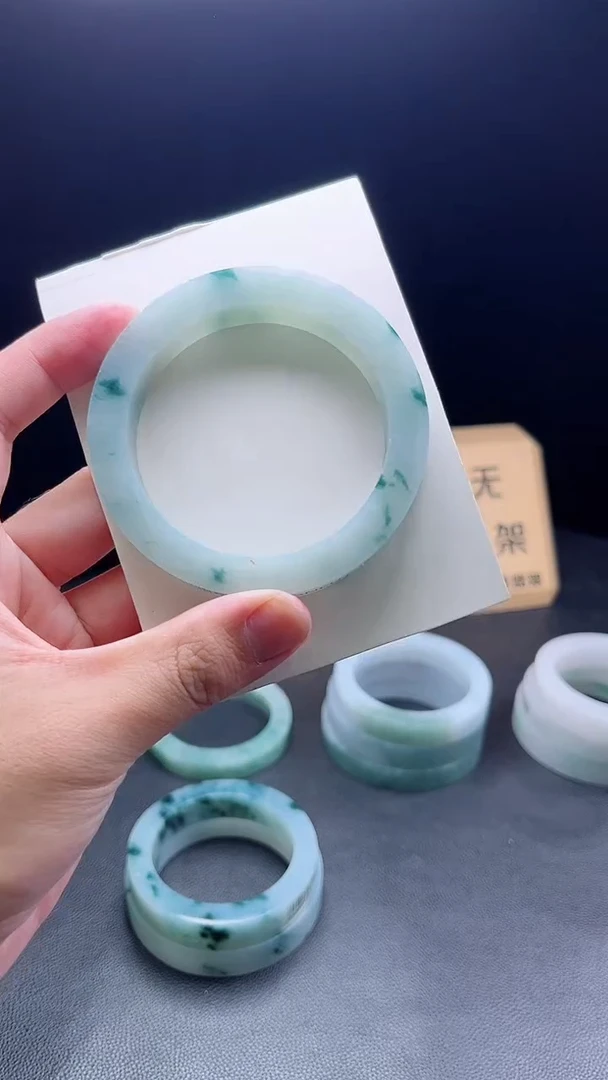 未镶嵌手镯定制翡翠思*定制