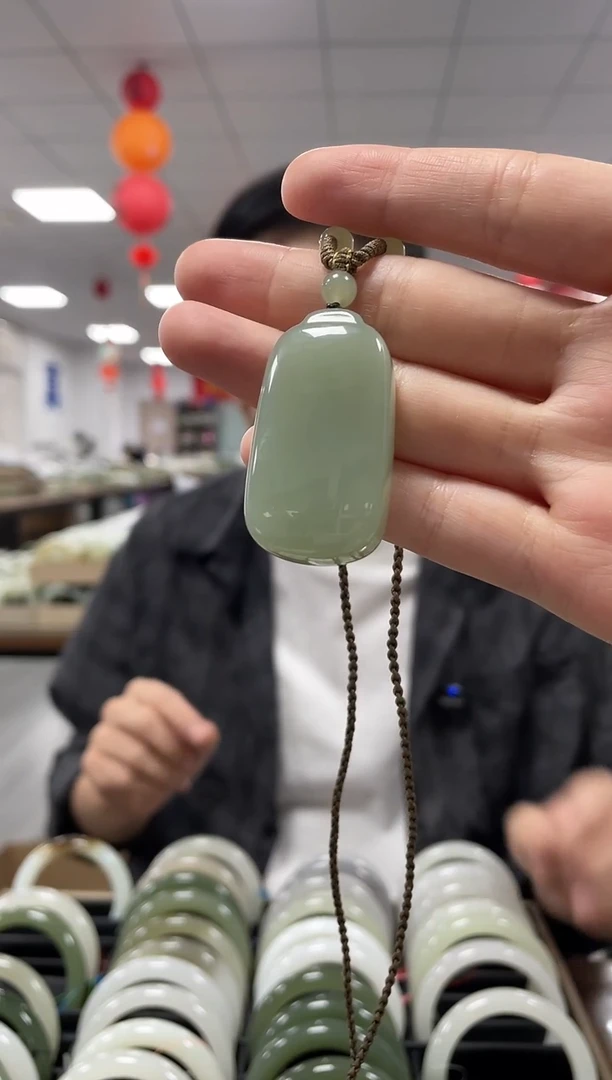 和田玉未镶嵌颈饰粉青无事牌挂件一件