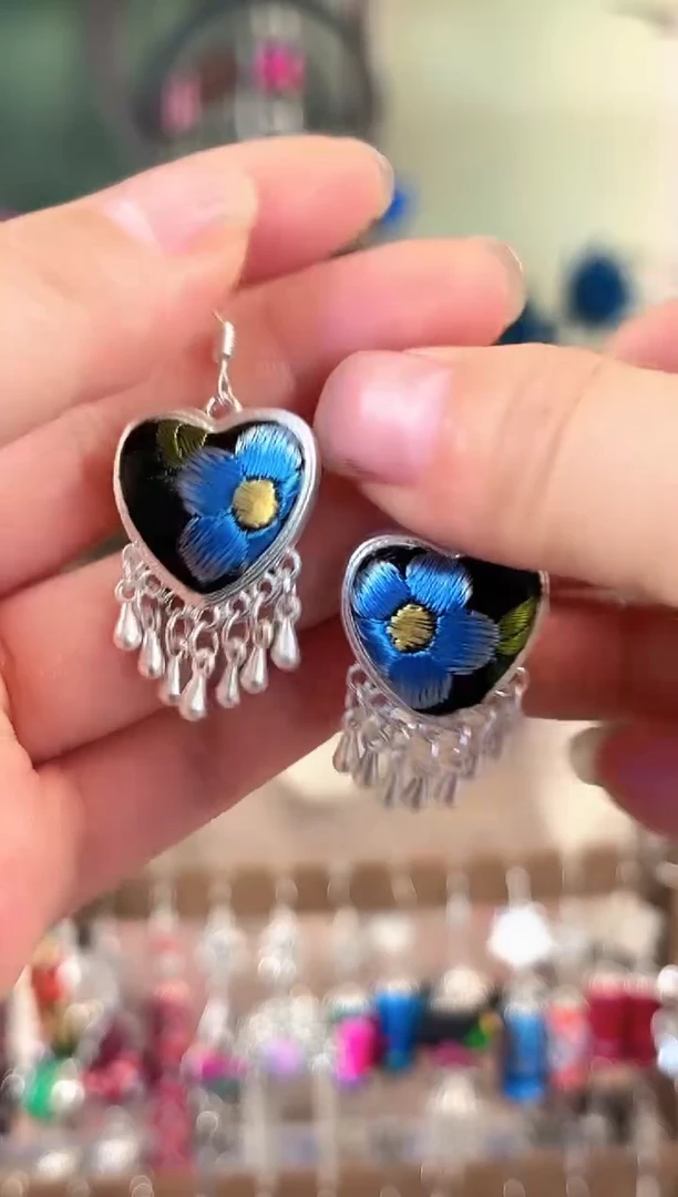 彩云南阁非遗老绣饰品9