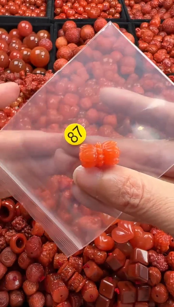 南红玛瑙未镶嵌颈饰1