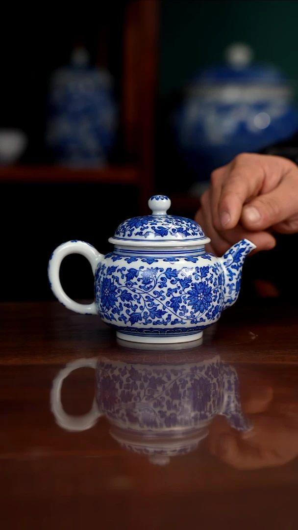 微瑕晓月窑青花缠枝壶