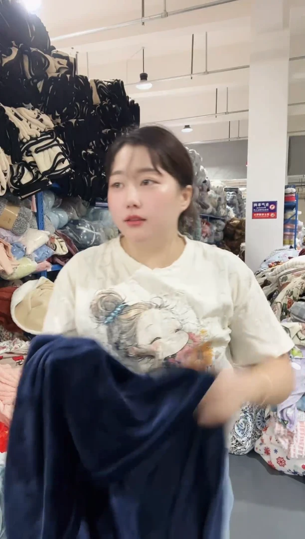 混纺主播手上展示的产品