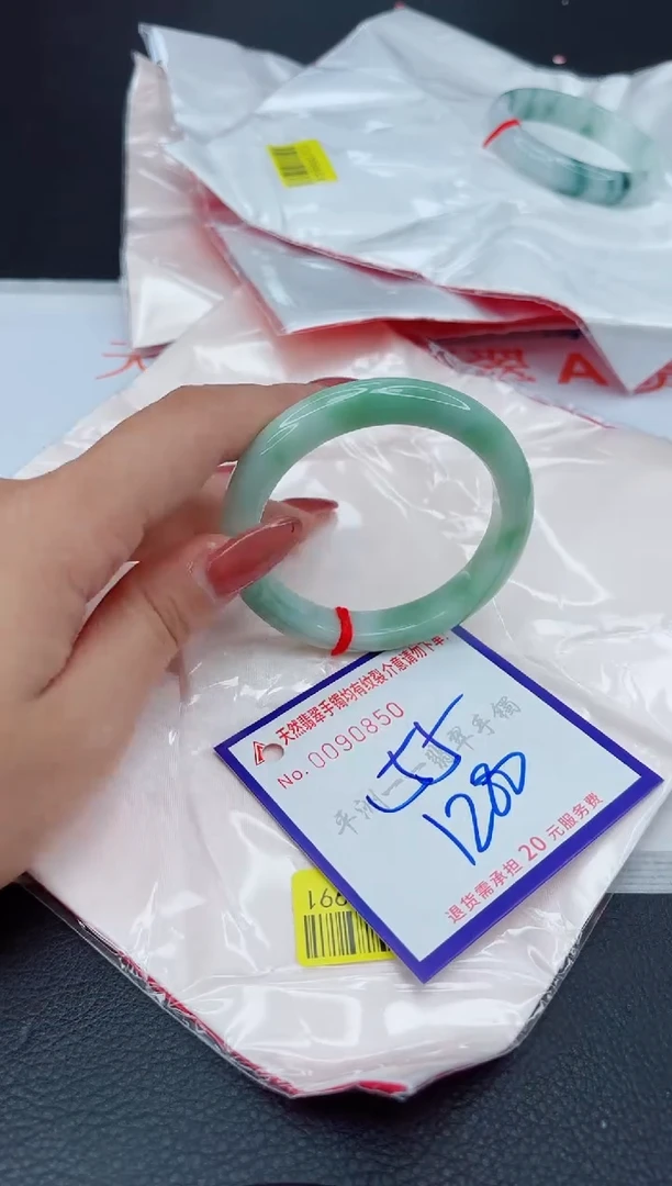 翡翠手镯未镶嵌1