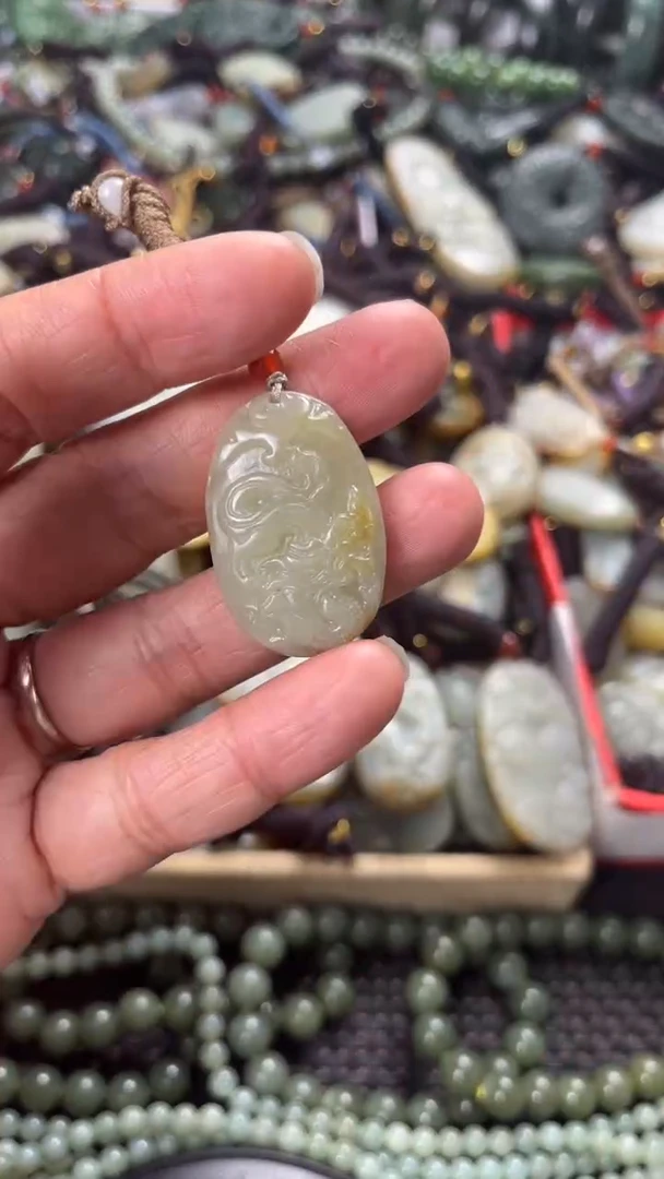 【闪购商品】和田玉颈饰未镶嵌多样性发货没有证书，拍一发一.有瑕