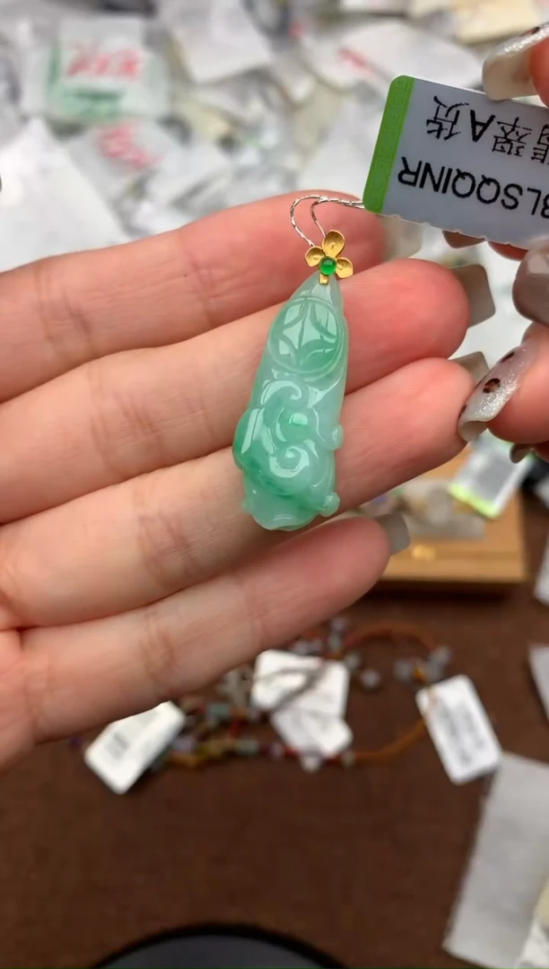 18K金镶嵌挂件翡翠—