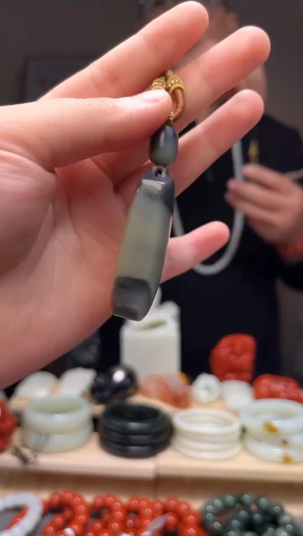 颈饰未镶嵌和田玉吊坠