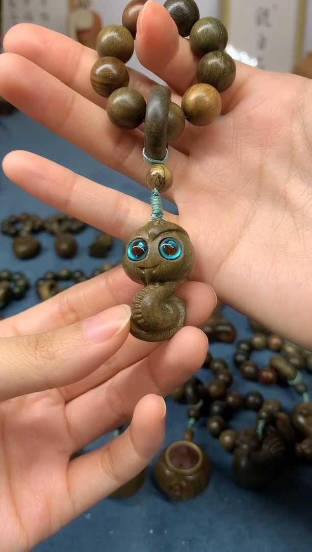【闪购商品】维腊木（绿檀）把件 小萌蛇 盘玩件
