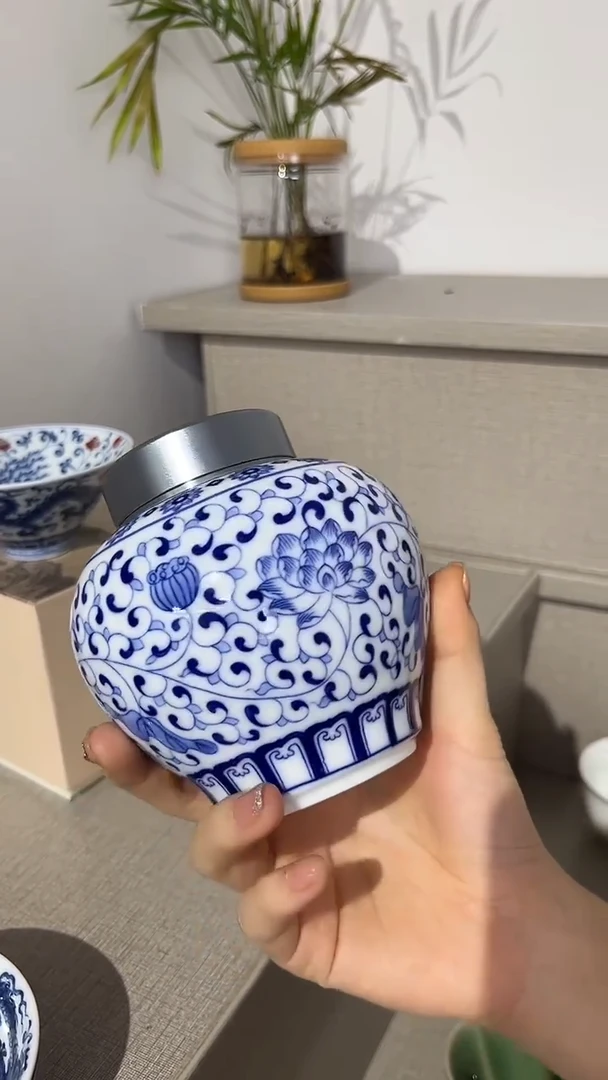 景德镇高温瓷缠枝莲茶叶罐