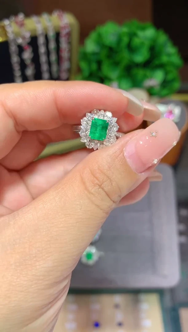 18K金镶嵌戒指祖母绿1.07ct
