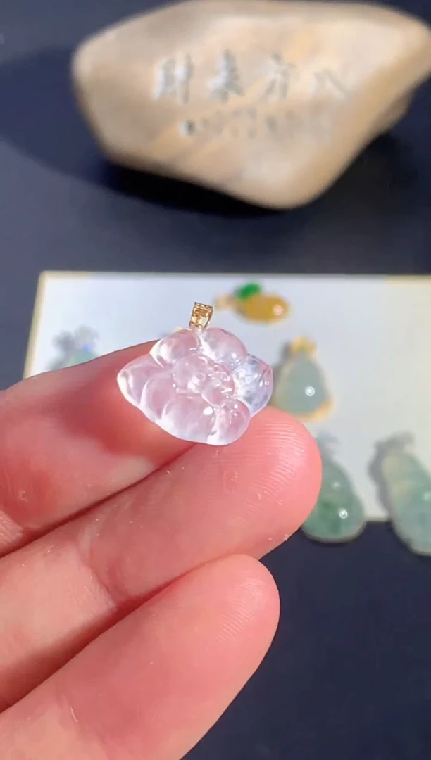 颈饰18K金镶嵌翡翠