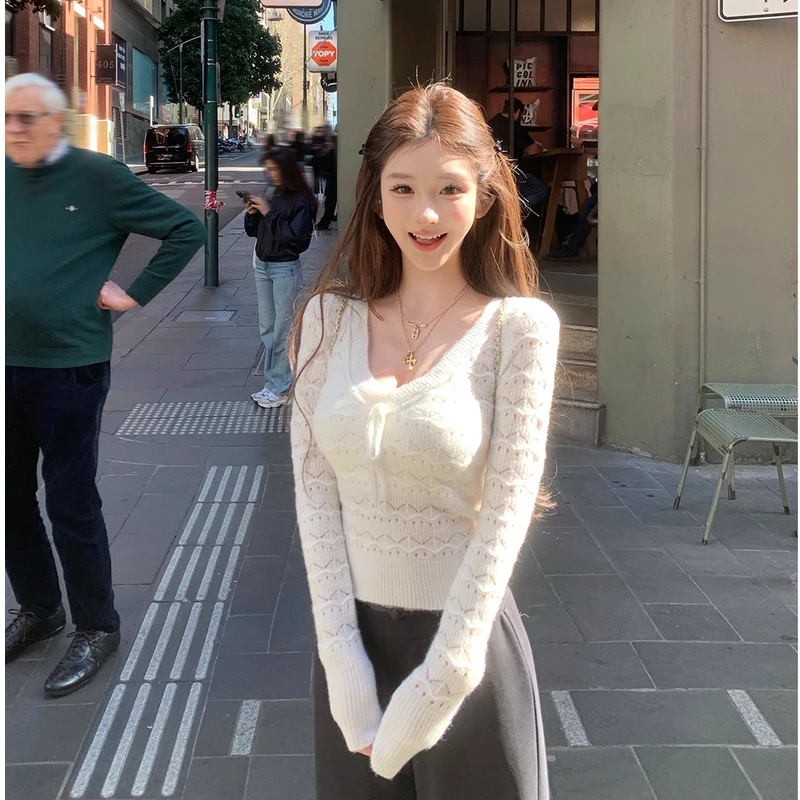 法式高级感绑带镂空波浪V领针织上衣女秋设计感绑带大码显瘦上衣