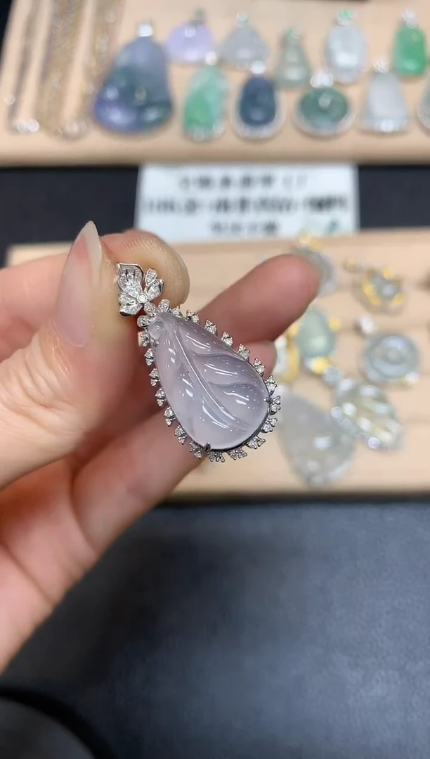 【闪购商品】翡翠颈饰18K金镶嵌芭蕉叶【无服务费