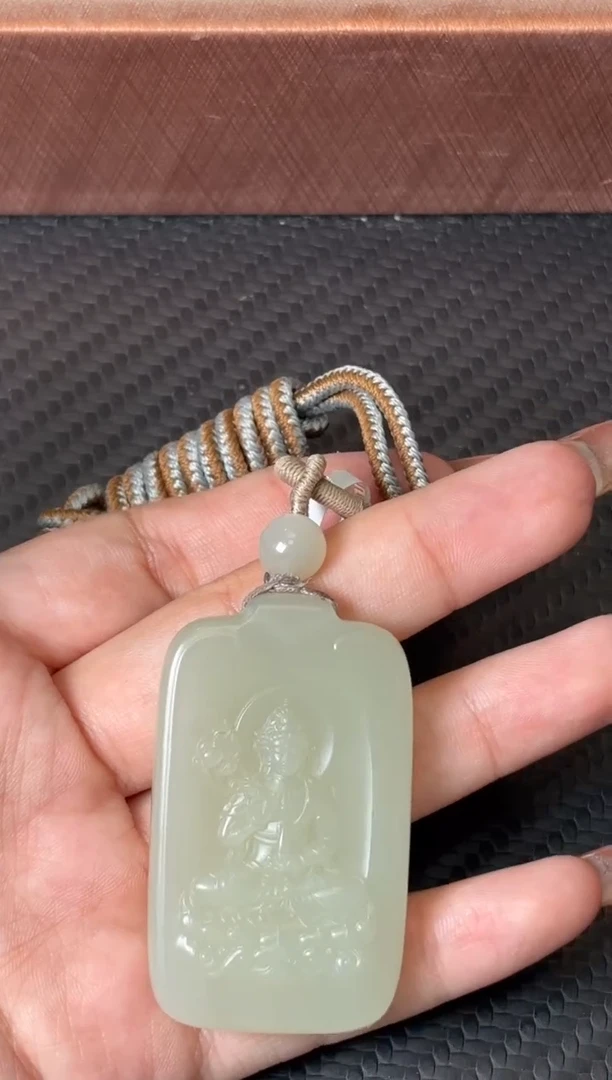 吊坠(赠链)未镶嵌和田玉且末微色差迪克兰一细