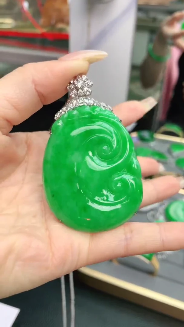 翡翠18K金镶嵌颈饰赠礼盒证书