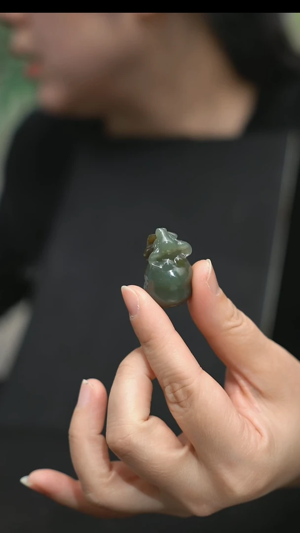颈饰未镶嵌和田玉米**宝牛