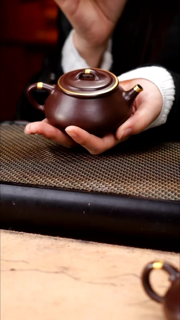 茶壶紫砂四号井茄皮紫泥描金薄胎三足逸瓢160cc