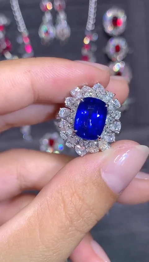 戒指蓝宝石18K金镶嵌是*龙5.0CT