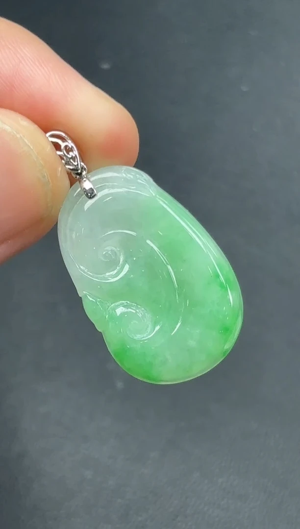 18K金镶嵌挂件翡翠如意