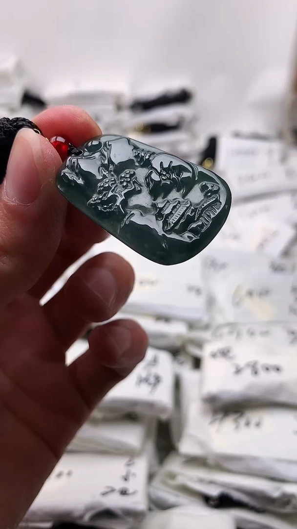 翡翠未镶嵌颈饰山水牌
