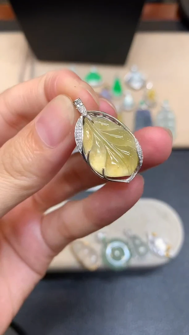 颈饰18K金镶嵌翡翠树叶【无服务费