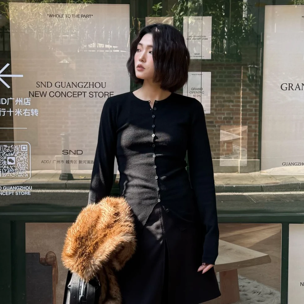 【逸语服饰】202冬季韩系高级感多扣设计针织开衫女内搭打底衫上衣