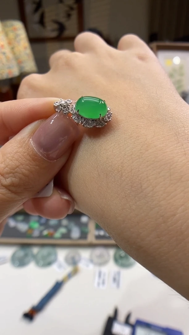 翡翠18K金镶嵌颈饰蛋面