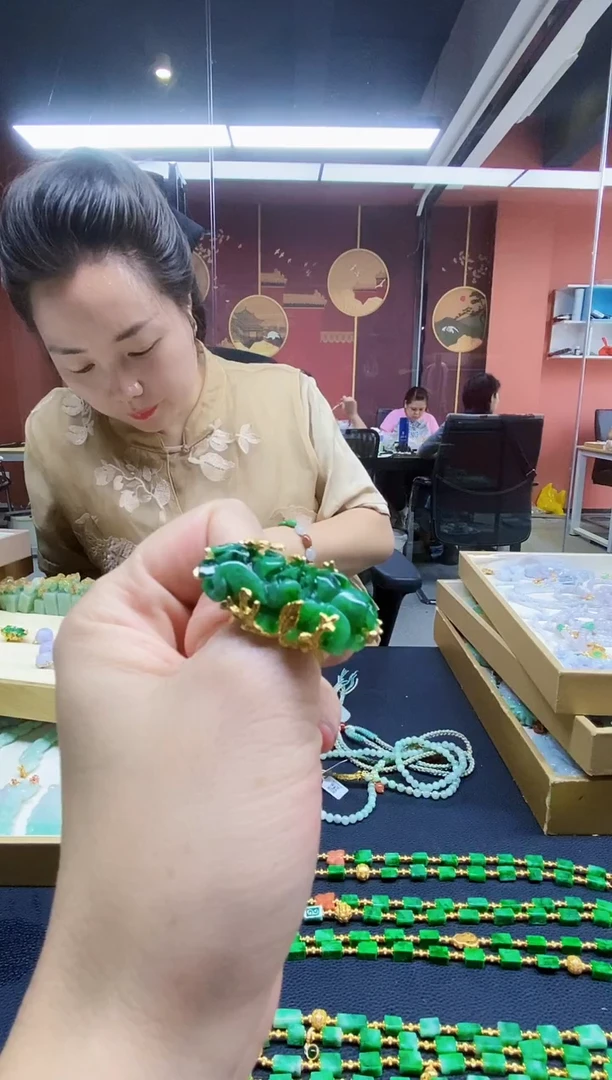 颈饰未镶嵌翡翠戒指