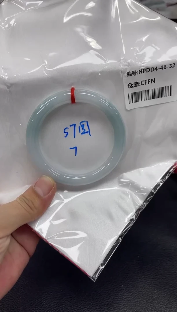 翡翠手镯未镶嵌翡翠手镯