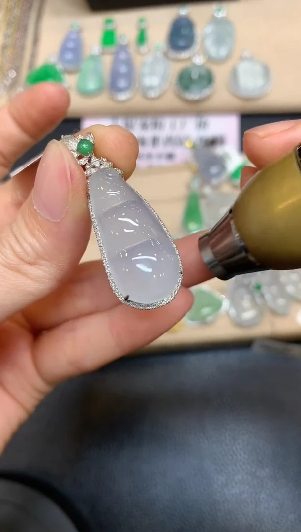 【闪购商品】翡翠颈饰18K金镶嵌福豆【无服务费